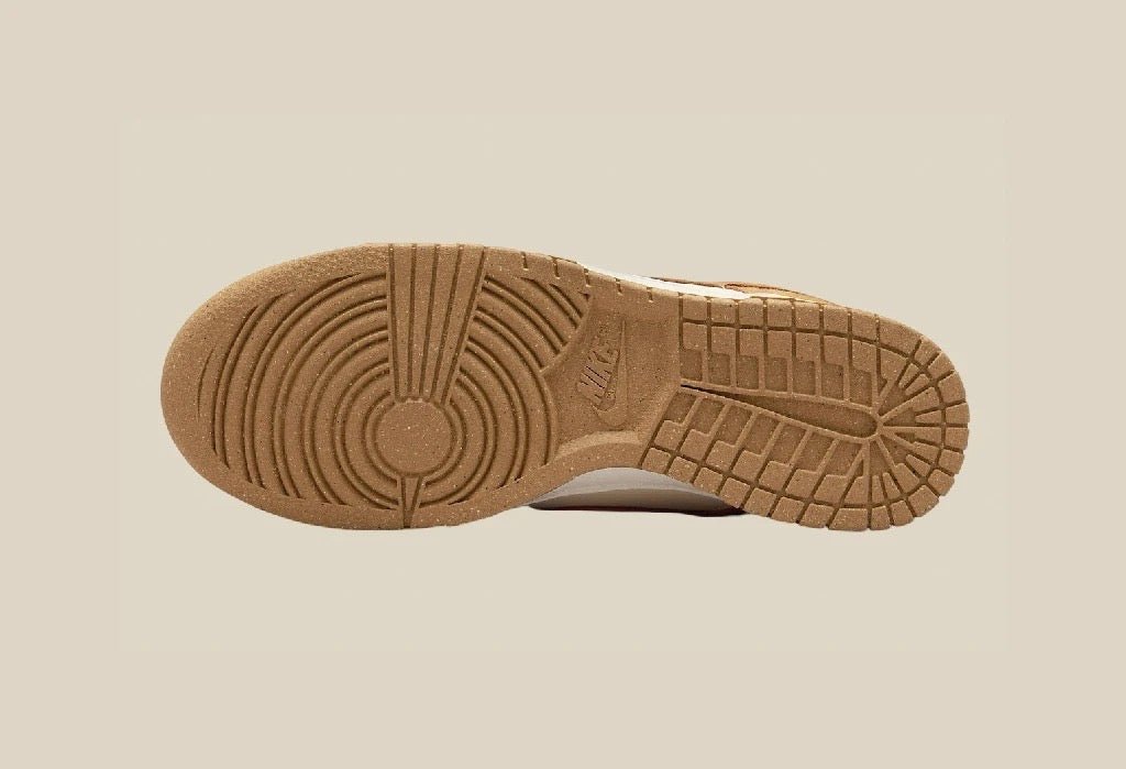 Tênis Nike Dunk Low Flax Suede Marrom