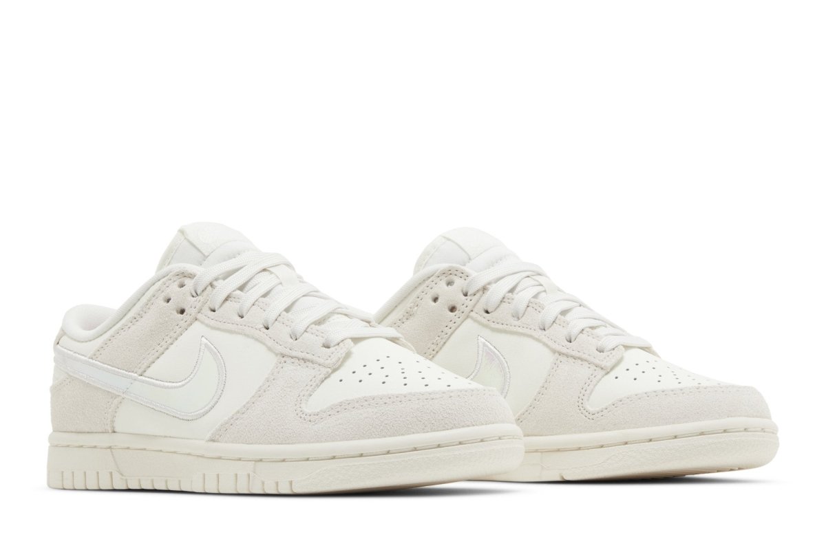 Tênis Nike Dunk Low Iridescent Swoosh Bege