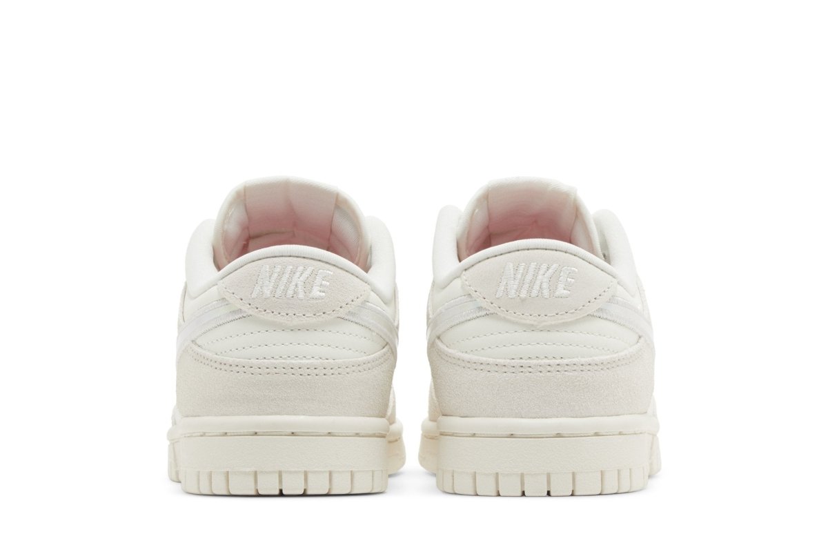 Tênis Nike Dunk Low Iridescent Swoosh Bege