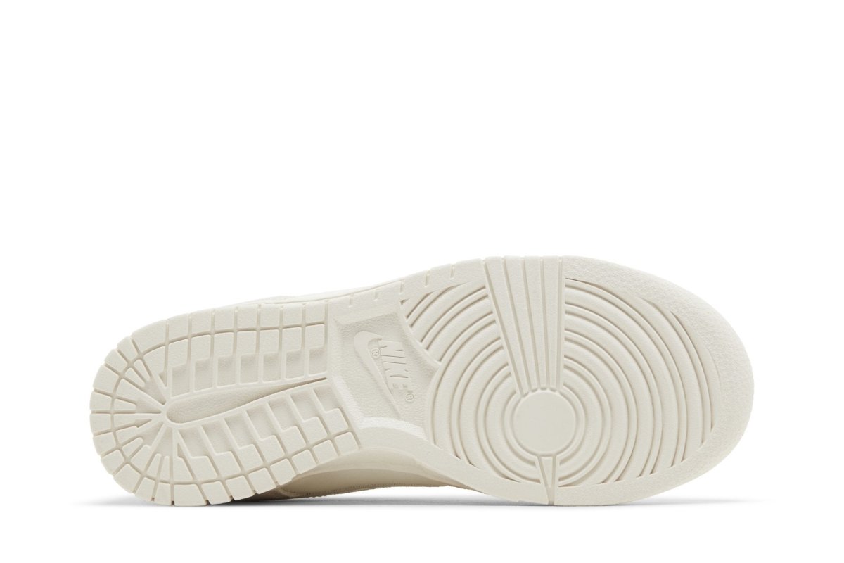 Tênis Nike Dunk Low Iridescent Swoosh Bege